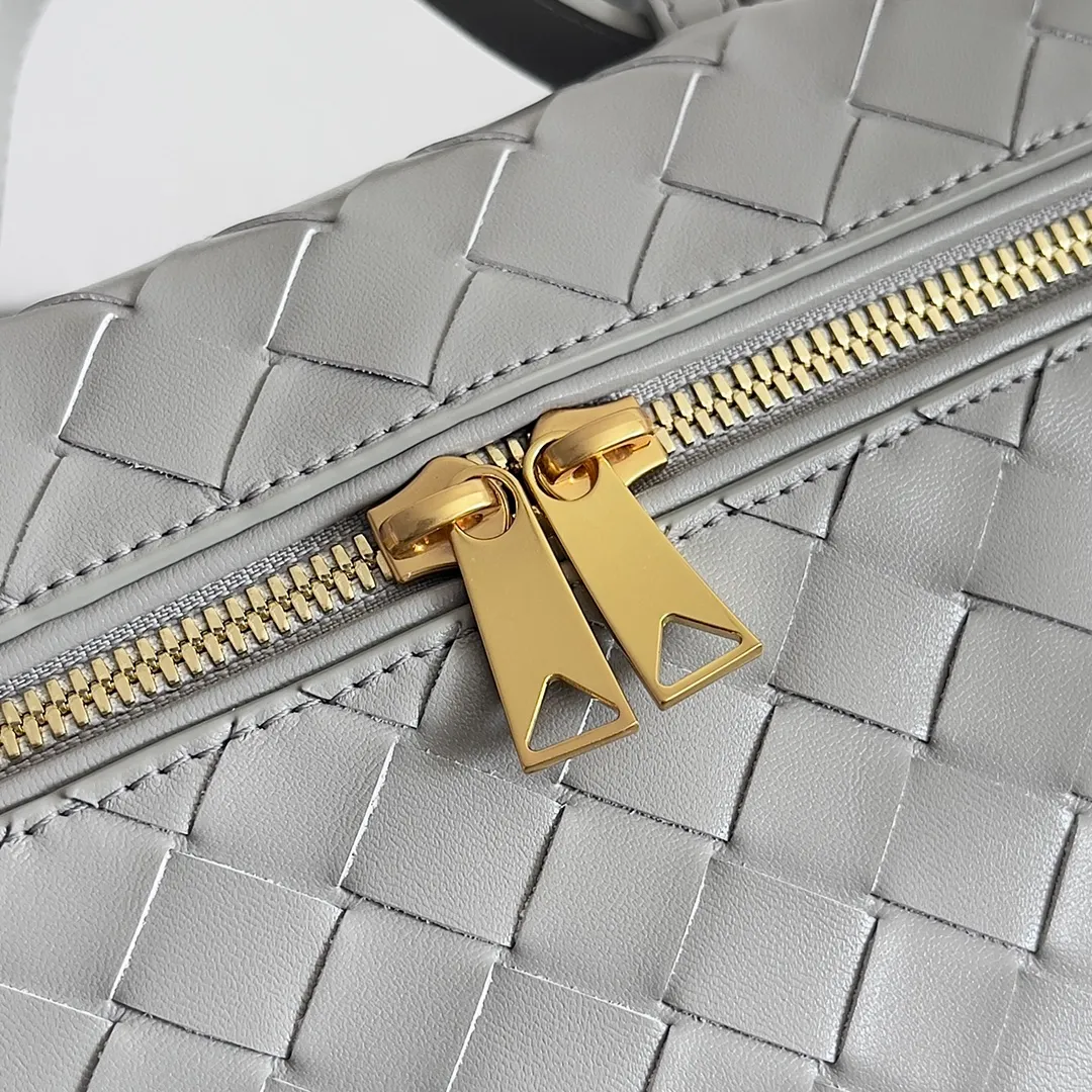 Batch 1360 Bottega Veneta 24 spring and summer woven zipper crossbody bag. A crossbody bag that can be used as a cosmetic bag. The exquisite weaving and compact body are an indispensable accessory for the upcoming summer. The double zipper also better protects the bag. It has a large capacity. If you like it, don’t miss it. Style number: 789109 Size: 22*12.5*5cm